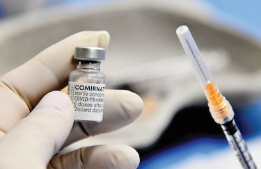 FDA daría aprobación total a vacuna Pfizer la próxima semana