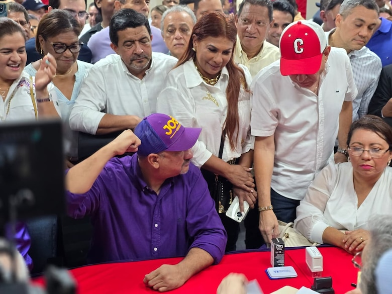 Jorge Herrera inscribe su candidatura a la presidencia del Partido Panameñista al cierre de la jornada de postulaciones