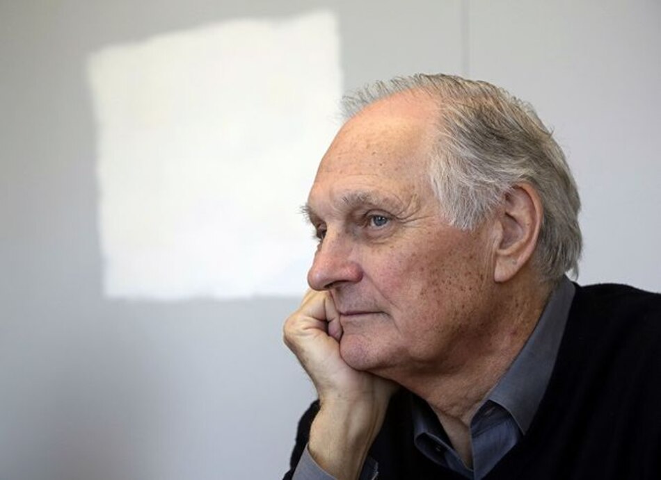 Astro de 'M.A.S.H.' Alan Alda revela que tiene Parkinson