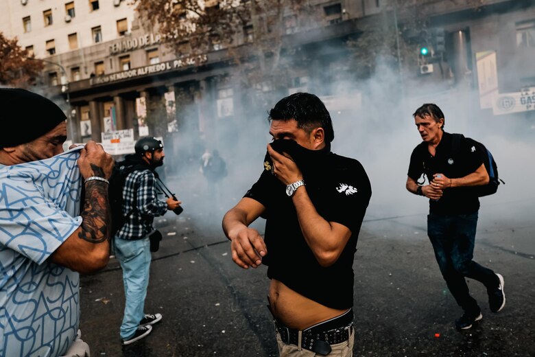Manifestantes y policías chocan frente al Senado mientras se debate proyecto clave de Milei