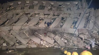 Colapsan varios edificios tras sismo de 6.4 grados en Taiwan