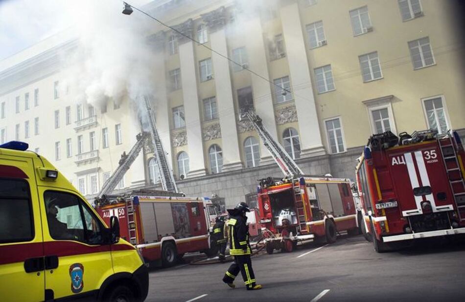 Incendio en edificio del ministerio ruso de Defensa en Moscú