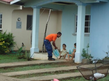 Distribuyen agua en botella en Chitré