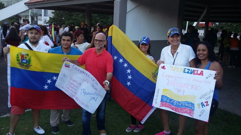 Venezolanos se reúnen en la cinta costera para exigir referendo contra Nicolás Maduro; también protestan en otras 65 ciudades del mundo