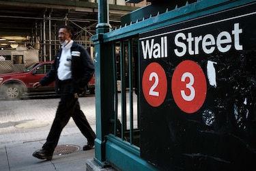 Wall Street baja en mercado preocupado por Congreso y resultados de empresas