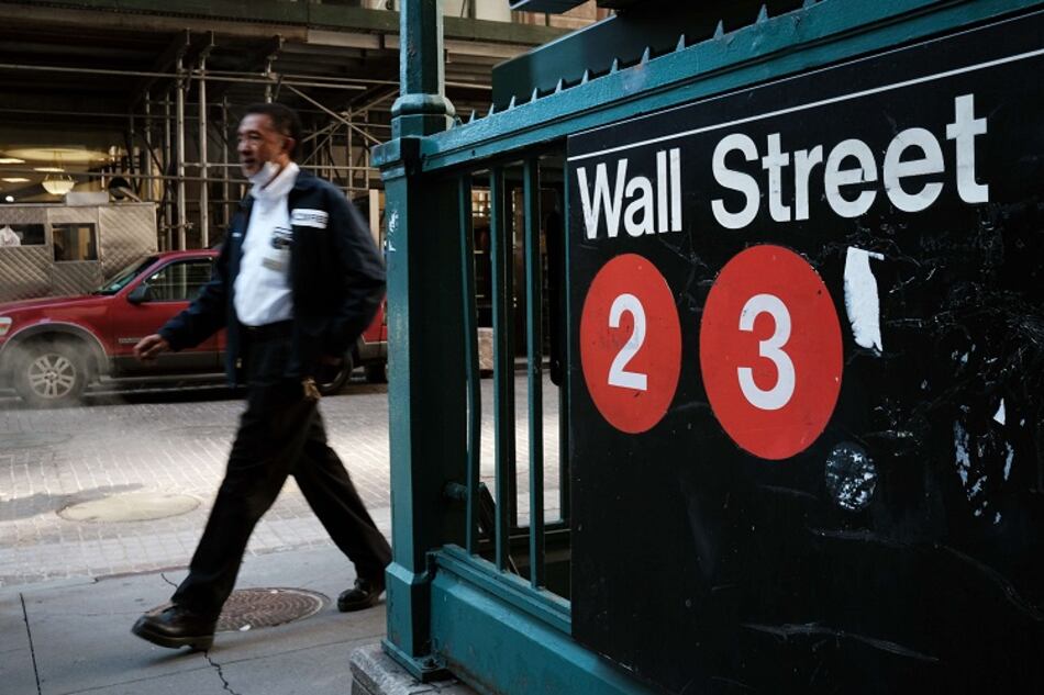Wall Street baja en mercado preocupado por Congreso y resultados de empresas