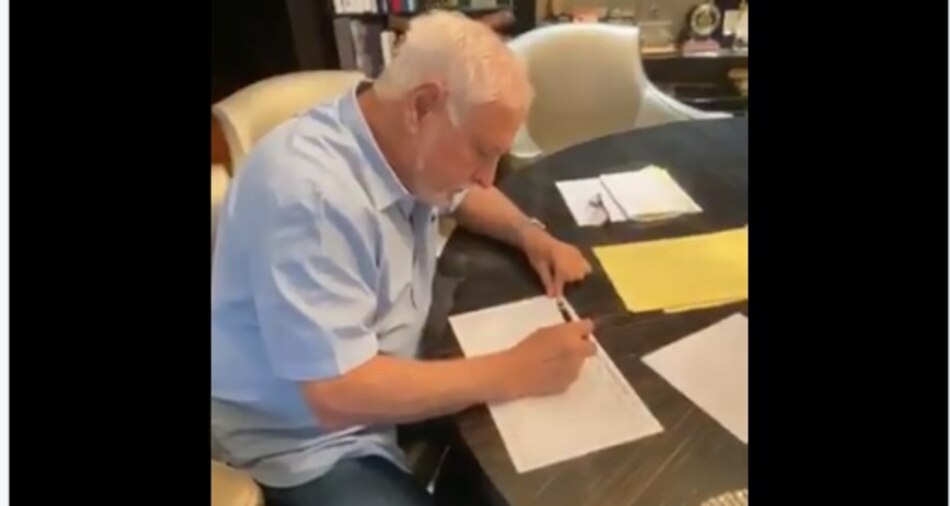 Ricardo Martinelli firma solicitud para iniciar trámites de inscripción de partido y dice que abandonará Cambio Democrático