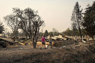 Evacuaciones masivas y al menos 8 muertos en enormes incendios en Estados Unidos