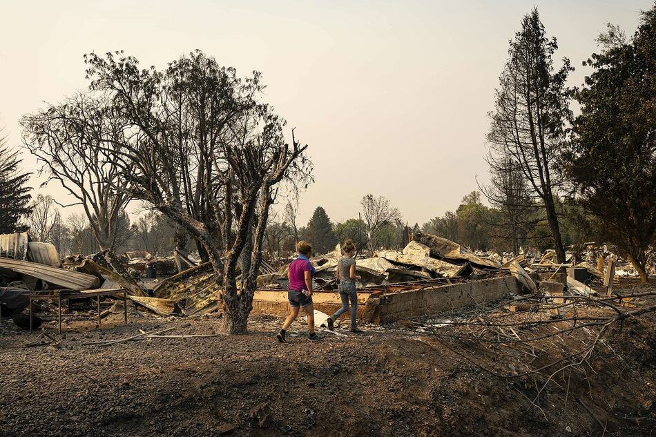 Evacuaciones masivas y al menos 8 muertos en enormes incendios en Estados Unidos