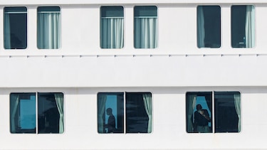 En imágenes: la evacuación de los pasajeros del crucero afectado por el hantavirus en España