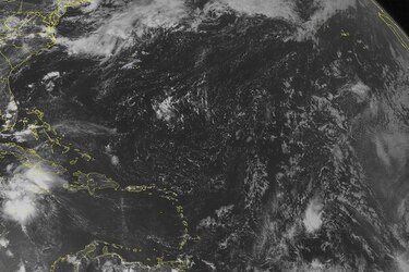 Earl cobra fuerza de huracán y se acerca a Belice