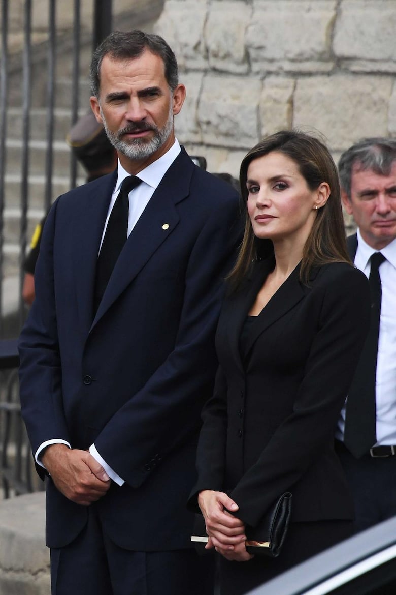 Barcelona homenajea a sus muertos; la Policía sigue buscando a fugitivo