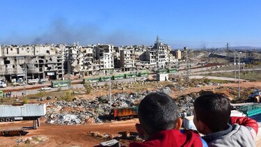 Primeros evacuados de Alepo llegan a territorio rebelde