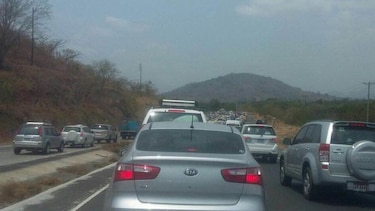 Miles de personas retornan a la ciudad; reportan tranques en varios puntos de la Interamericana