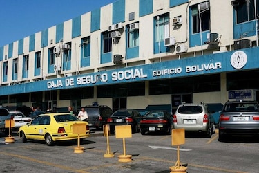 Extranjeros hacen largas filas en la CSS en busca de certificación para permanencia en el país