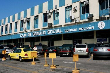 Extranjeros hacen largas filas en la CSS en busca de certificación para permanencia en el país