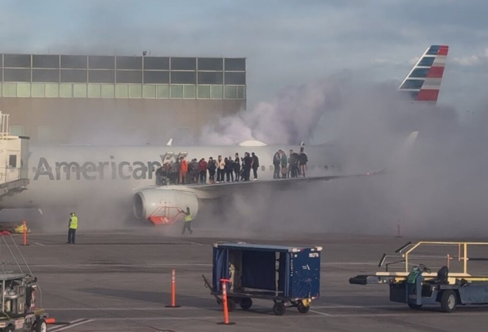 Decenas de pasajeros evacuados por incendio en avión de American Airlines en Denver