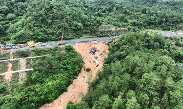 Aumentan a 36 los muertos por el desplome de una carretera en el sur de China