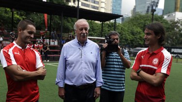 Vicente del Bosque, en Panamá; le desea suerte a Julio Dely en su etapa como entrenador