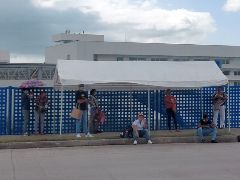 Pacientes vulnerables sufren por largas esperas y altos costos en transporte hacia la Ciudad de la Salud