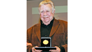 Una medalla para Felguérez