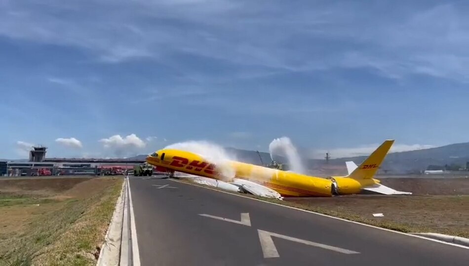 Avión de DHL se accidenta en aeropuerto costarricense; sus dos ocupantes tuvieron lesiones leves