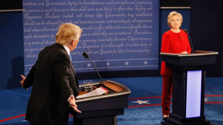 Clinton y Trump se sacan chispas en primer debate con acusaciones cruzadas