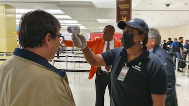 El Minsa le toma la temperatura a 20 pasajeros de un vuelo de Air China