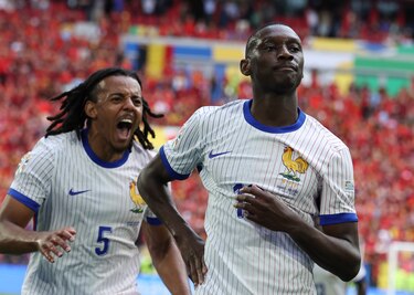 Francia se clasifica para cuartos con un gol de rebote