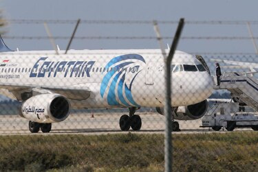Investigan presencia de humo en avión de EgyptAir antes de estrellarse