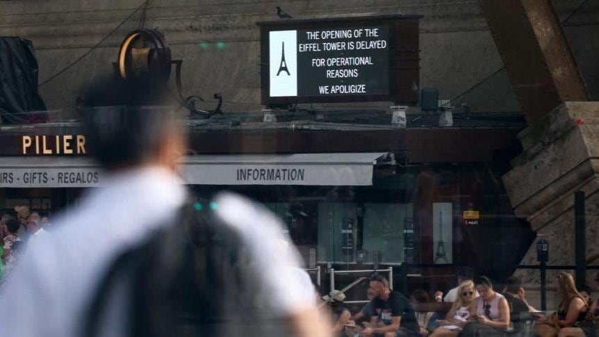 Un cartel indicaba que la apertura de la torre se había retrasado el lunes por