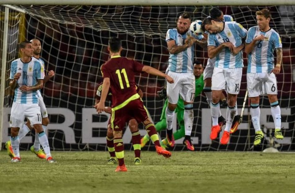 Argentina sufre y empata 2-2 ante Venezuela
