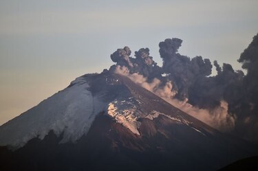 Ceniza expulsada del volcán ecuatoriano Cotopaxi cae en poblados cercanos
