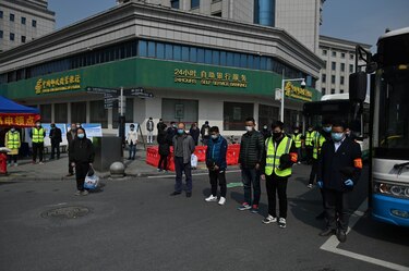 China rinde homenaje a las víctimas y ‘mártires’ del coronavirus