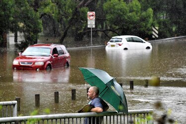 Sube a 20 los muertos por inundaciones en Australia que obligan a evacuar a miles de personas
