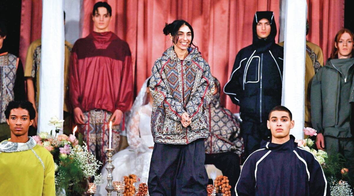 La diseñadora Paria Farzaneh (centro) posa junto a un grupo de modelos después del show, en el primer día del Otoño / Invierno 2020 London Fashion Week Men's. AFP