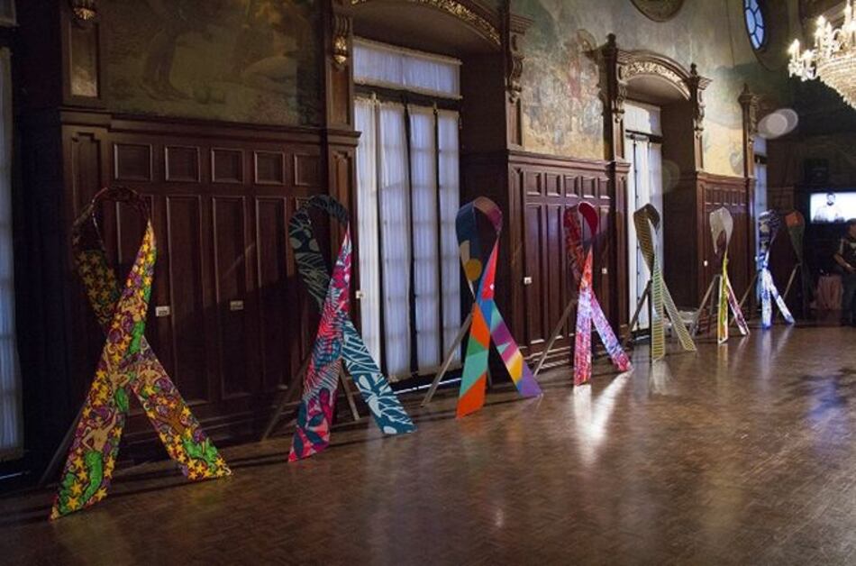 Veinte lazos solidarios irán a subasta para contrarrestar el cáncer