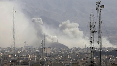 ¿Por qué Estados Unidos e Israel atacaron a Irán en este momento (y cómo podría acabar este conflicto)?