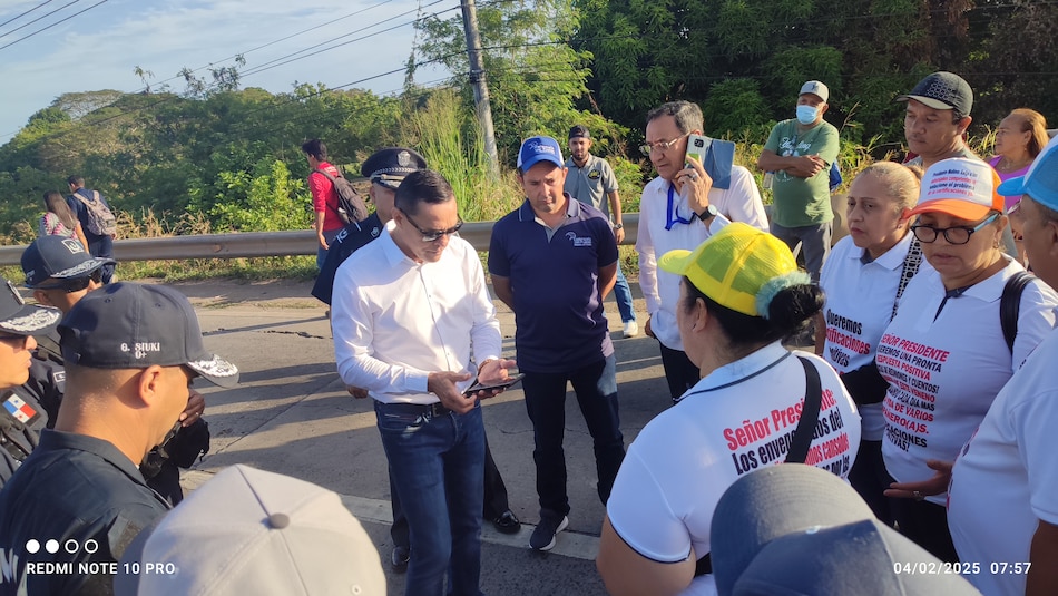 Afectados por envenenamiento con dietilenglicol cerraron por más de cuatro horas el puente sobre el Río La Villa en Chitré