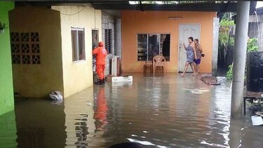 Varias viviendas afectadas y calles inundadas por sistema de baja presión asociado a onda tropical