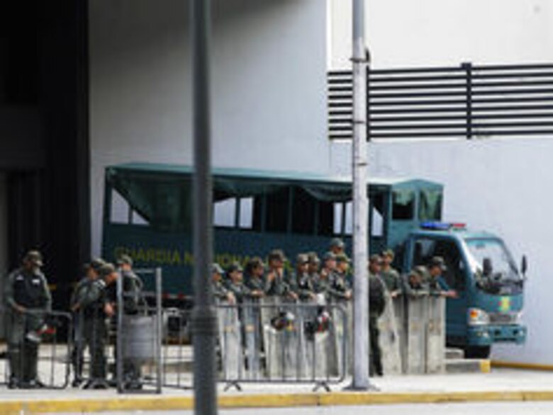 Tropas venezolanas rodean las oficinas de la fiscalía