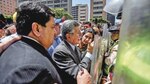 Policía reprime con gas a manifestantes