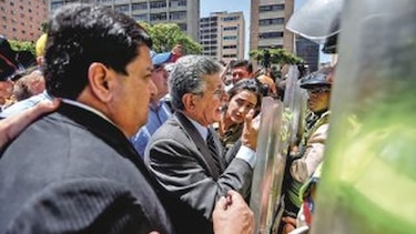 Policía reprime con gas a manifestantes