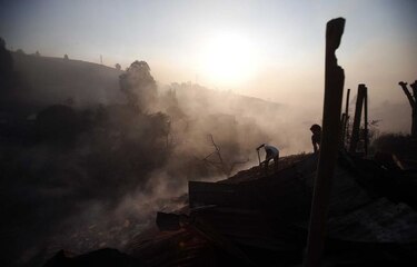 Evacúan a reclusas de cárcel chilena por incendio forestal en Valparaíso