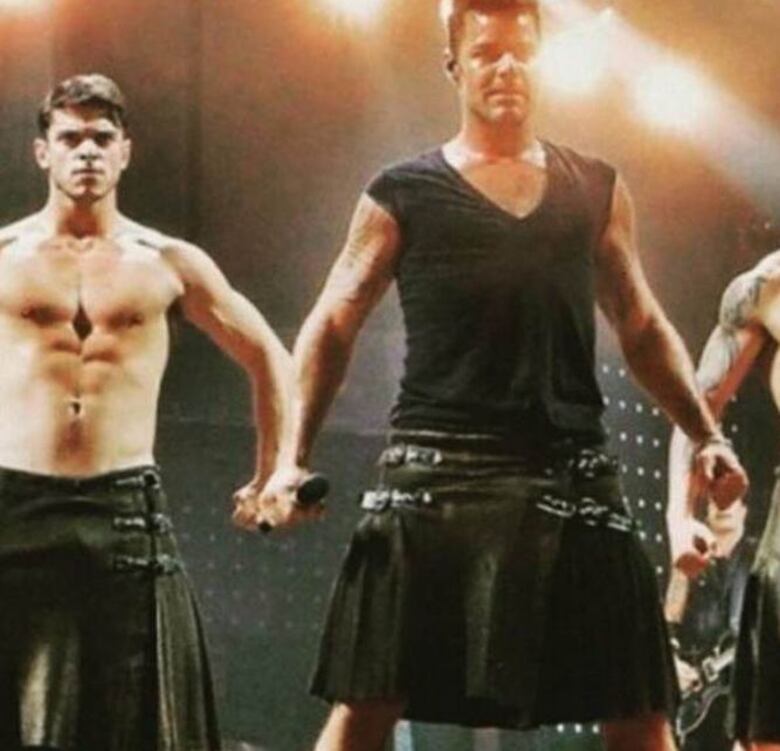 Ricky Martin recibe elogios y críticas por usar falda durante concierto