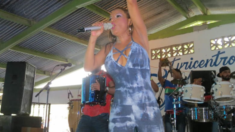 Amanecer bailando, una tradición que cumple 23 años en Los Uveros