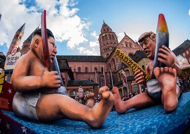 Los alemanes festejan el Carnaval con carrozas en las calles