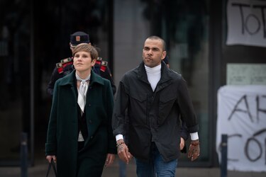 Una activista lleva a la Justicia su petición para la retirada de la estatua de Dani Alves