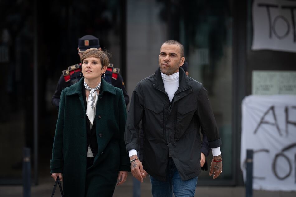 Una activista lleva a la Justicia su petición para la retirada de la estatua de Dani Alves