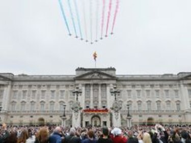 La reina Isabel II celebra su 89 cumpleaños con un desfile militar